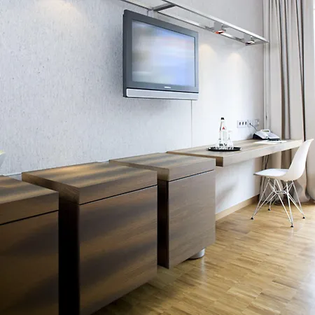 Hotell Factory 4*